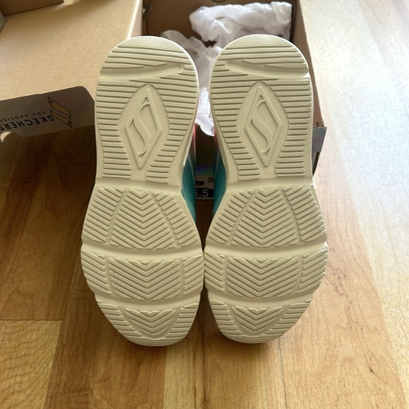 NWT Skechers Street with Memory Cloud Rainbow Size 6.5 - Picture 7 of 7